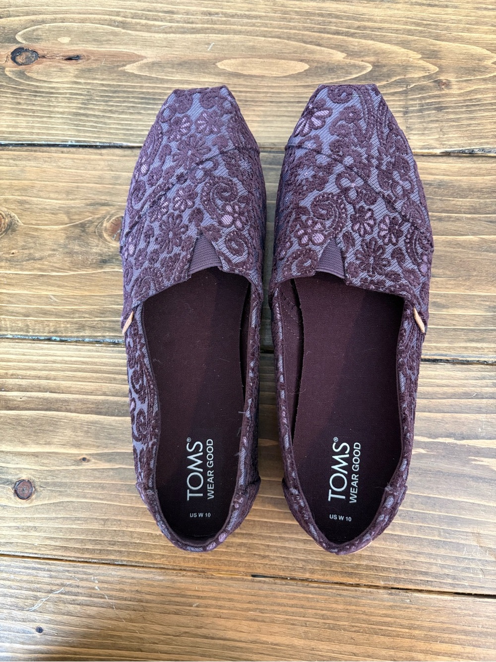 TOMS Women's Wine Lace Slip-On Flats